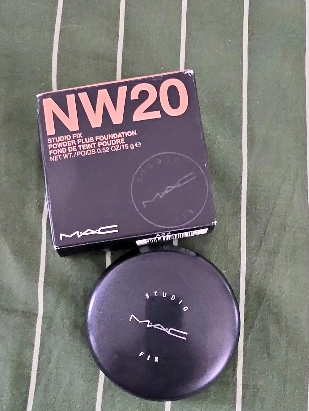 MAC Studio Fix Powder Plus Foundation NW20